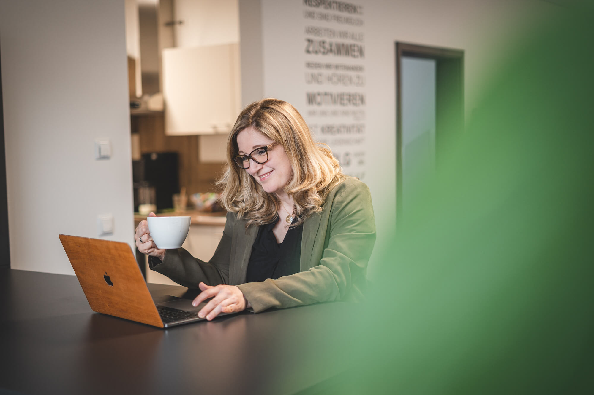 Foto von Nadine Eckert beim Arbeiten am PC